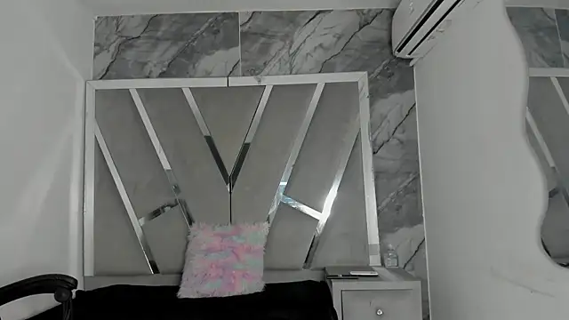 Mia petite01 online show from June 6, 2026, 12:05 am