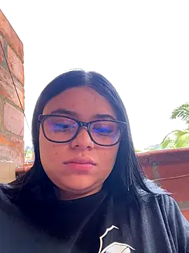 alissonfernandez  online show from October 19, 2025, 3:59 pm