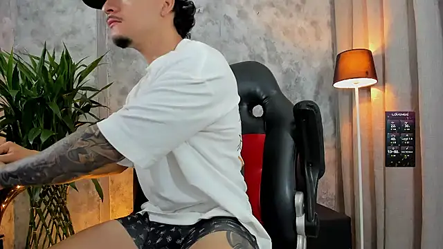 boyc022  online show from November 23, 2025, 12:59 pm