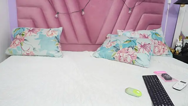 Snapshot of hornybarelylegalgirl chatting on June 27, 2026, 12:22 pm hornybarelylegalgirl online show from June 27, 2026, 12:22 pm