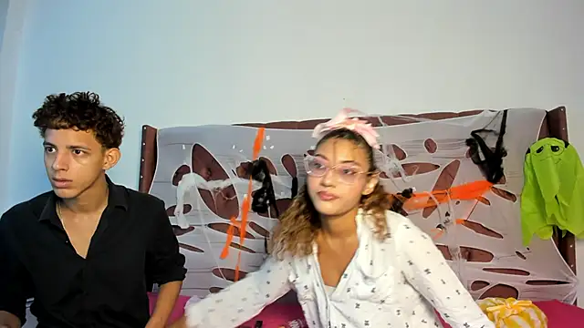 Snapshot of smiths_couple chatting on October 21, 2025, 1:10 pm smiths couple online show from October 21, 2025, 1:10 pm