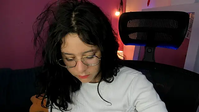 agnes 213 online show from November 5, 2025, 1:36 pm