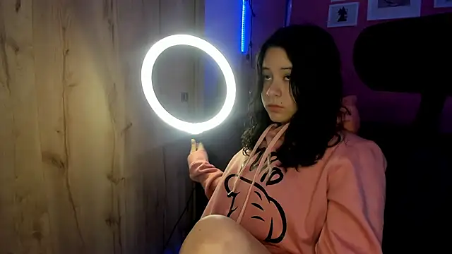 agnes 213 online show from November 17, 2025, 1:37 pm