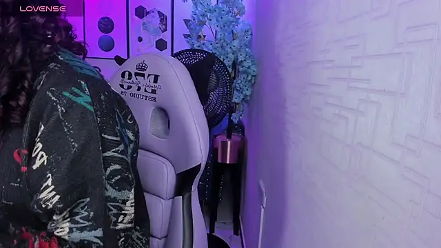 Snapshot of Theia_moon chatting on October 8, 2025, 12:50 pm Theia moon online show from October 8, 2025, 12:50 pm