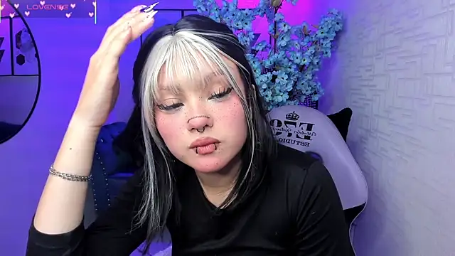 Snapshot of Theia_moon chatting on November 8, 2025, 5:11 am Theia moon online show from November 8, 2025, 5:11 am