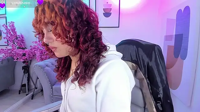 Snapshot of Theia_moon chatting on November 30, 2025, 4:57 am Theia moon online show from November 30, 2025, 4:57 am