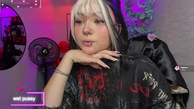 Snapshot of Theia_moon chatting on November 3, 2025, 1:15 pm Theia moon online show from November 3, 2025, 1:15 pm