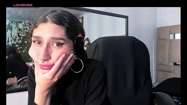 Snapshot of Queenjenn__ chatting on February 13, 2025, 3:24 pm Queenjenn online show from February 13, 2025, 3:24 pm