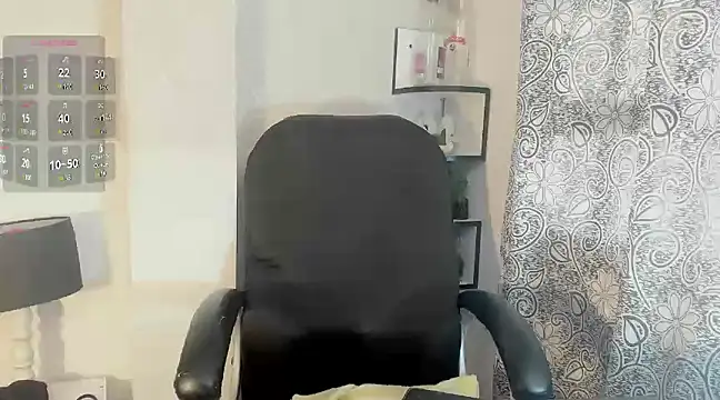 Snapshot of Queenjenn__ chatting on February 11, 2025, 8:20 pm Queenjenn online show from February 11, 2025, 8:20 pm