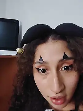 Snapshot of Queenjenn__ chatting on October 31, 2025, 7:05 am Queenjenn online show from October 31, 2025, 7:05 am