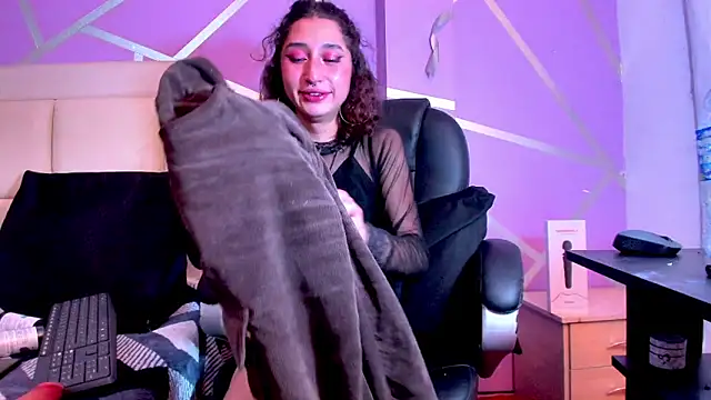 Snapshot of Queenjenn__ chatting on January 30, 2025, 12:29 am Queenjenn online show from January 30, 2025, 12:29 am