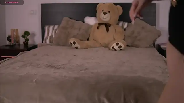 Snapshot of VixenAmour chatting on October 20, 2025, 3:30 am VixenAmour online show from October 20, 2025, 3:30 am