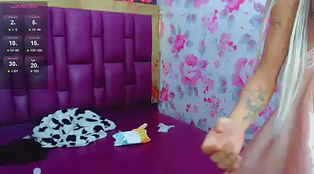 Luna and valery online show from December 21, 2024, 9:33 am