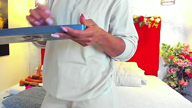 Snapshot of SilvannaFit chatting on June 7, 2026, 9:14 am SilvannaFit online show from June 7, 2026, 9:14 am