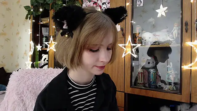 cloudgirrl online show from March 19, 2025, 8:32 pm