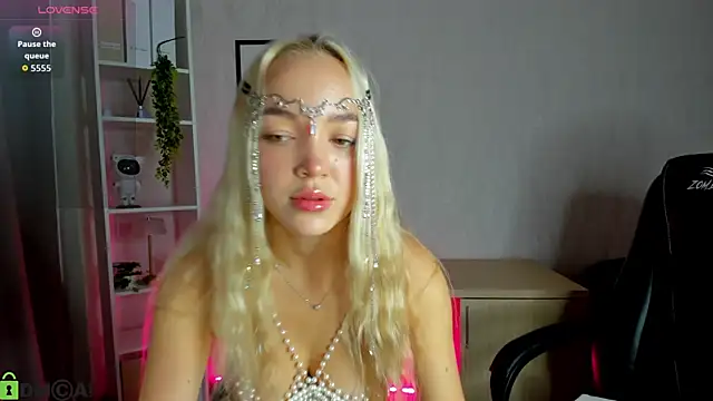 Snapshot of Christy_Little chatting on September 12, 2025, 12:55 am Christy Little online show from September 12, 2025, 12:55 am