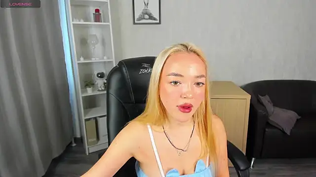 Snapshot of Christy_Little chatting on March 5, 2025, 7:38 am Christy Little online show from March 5, 2025, 7:38 am