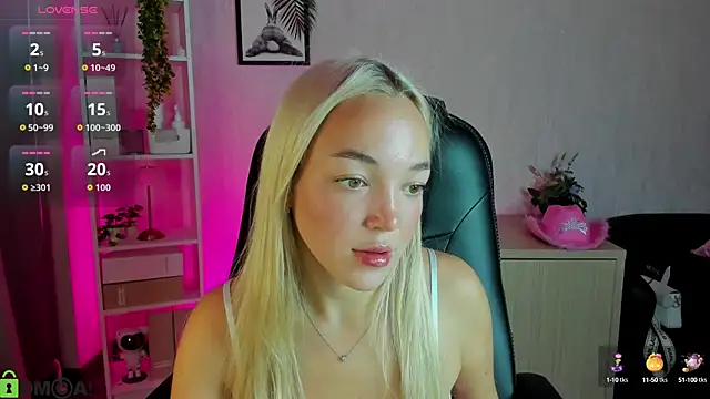 Snapshot of Christy_Little chatting on September 17, 2025, 11:40 pm Christy Little online show from September 17, 2025, 11:40 pm