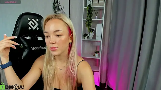 Christy Little online show from November 17, 2025, 12:47 am