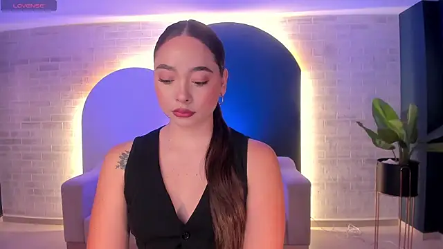 Snapshot of AlinaKravitz chatting on February 13, 2026, 12:05 pm AlinaKravitz online show from February 13, 2026, 12:05 pm