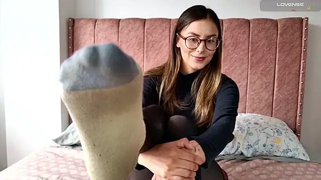 Snapshot of Emmy_petit chatting on December 4, 2025, 6:07 pm Emmy petit online show from December 4, 2025, 6:07 pm