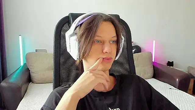 Ostin meow online show from February 12, 2026, 4:34 am