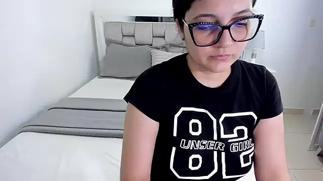 Snapshot of Camilaa_bueno chatting on August 6, 2026, 1:44 am Camilaa bueno online show from August 6, 2026, 1:44 am