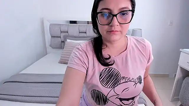 Snapshot of Camilaa_bueno chatting on July 1, 2026, 12:44 am Camilaa bueno online show from July 1, 2026, 12:44 am