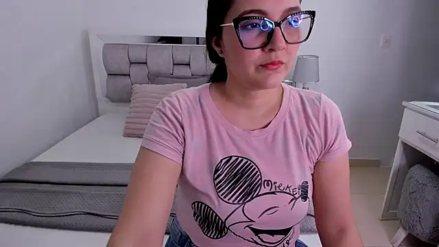Snapshot of Camilaa_bueno chatting on June 27, 2026, 1:33 am Camilaa bueno online show from June 27, 2026, 1:33 am