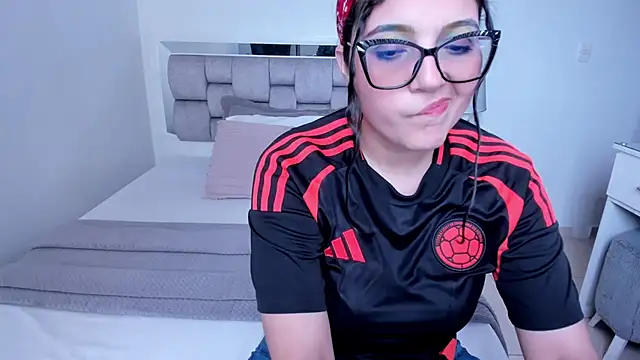 Snapshot of Camilaa_bueno chatting on July 3, 2026, 8:37 pm Camilaa bueno online show from July 3, 2026, 8:37 pm