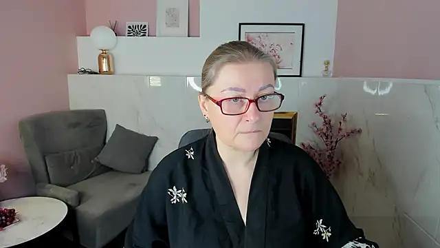 AlexandraKind online show from December 2, 2025, 1:35 pm