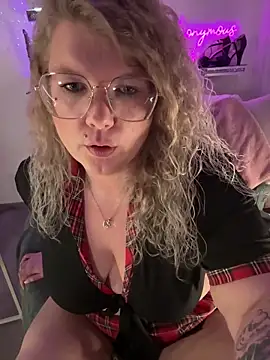 Snapshot of CurvyAnonymousGirl89 chatting on February 9, 2026, 6:06 pm CurvyAnonymousGirl89 online show from February 9, 2026, 6:06 pm