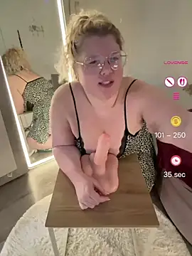 Snapshot of CurvyAnonymousGirl89 chatting on July 17, 2026, 6:43 am CurvyAnonymousGirl89 online show from July 17, 2026, 6:43 am