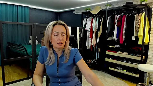 Julia Cherry  online show from May 1, 2026, 3:39 pm