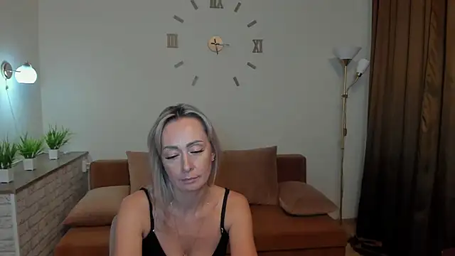 Snapshot of Julia_Cherry_ chatting on January 31, 2025, 5:42 pm Julia Cherry online show from January 31, 2025, 5:42 pm