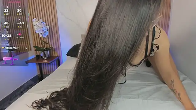 Julia Martinez  online show from April 23, 2026, 12:29 pm