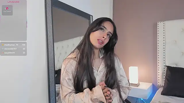 Julia Martinez  online show from April 29, 2026, 5:52 pm