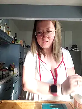 Snapshot of Lillyloo_ chatting on March 10, 2026, 7:23 am Lillyloo online show from March 10, 2026, 7:23 am