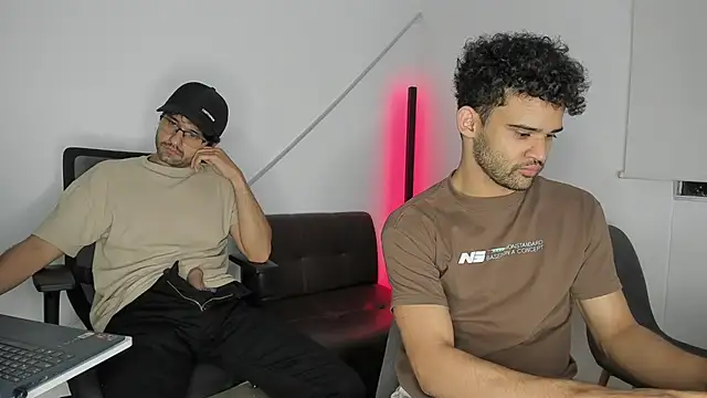 Snapshot of andrewChris_ chatting on October 9, 2025, 1:39 am andrewChris online show from October 9, 2025, 1:39 am