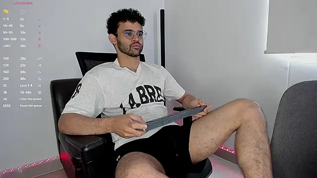 Snapshot of andrewChris_ chatting on October 26, 2025, 4:07 pm andrewChris online show from October 26, 2025, 4:07 pm