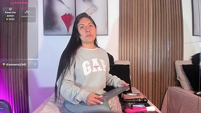 Snapshot of Ella_Rousse chatting on October 8, 2025, 12:17 pm Ella Rousse online show from October 8, 2025, 12:17 pm