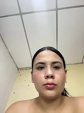 Snapshot of Leyna_Kenet chatting on June 10, 2026, 3:19 am Leyna Kenet online show from June 10, 2026, 3:19 am