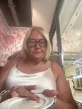 Snapshot of MoistCurveyChanel chatting on July 29, 2026, 9:30 am MoistCurveyChanel online show from July 29, 2026, 9:30 am