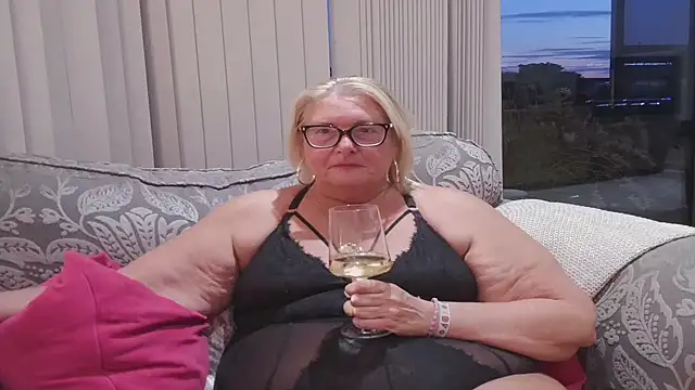 Snapshot of MoistCurveyChanel chatting on July 1, 2026, 8:53 pm MoistCurveyChanel online show from July 1, 2026, 8:53 pm
