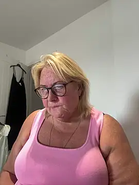 Snapshot of MoistCurveyChanel chatting on August 4, 2026, 10:31 am MoistCurveyChanel online show from August 4, 2026, 10:31 am