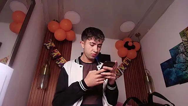 Noah Xitruxx online show from October 20, 2025, 4:03 am