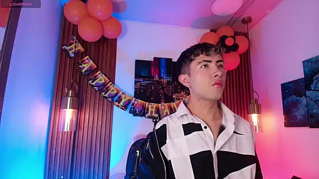 Noah Xitruxx online show from October 19, 2025, 2:47 am