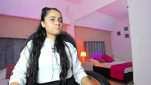 Snapshot of Giselle_Roldan chatting on June 3, 2026, 3:29 am Giselle Roldan online show from June 3, 2026, 3:29 am