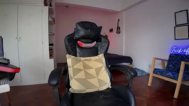 Snapshot of Den_BlueXx chatting on October 12, 2025, 9:05 pm Den BlueXx online show from October 12, 2025, 9:05 pm