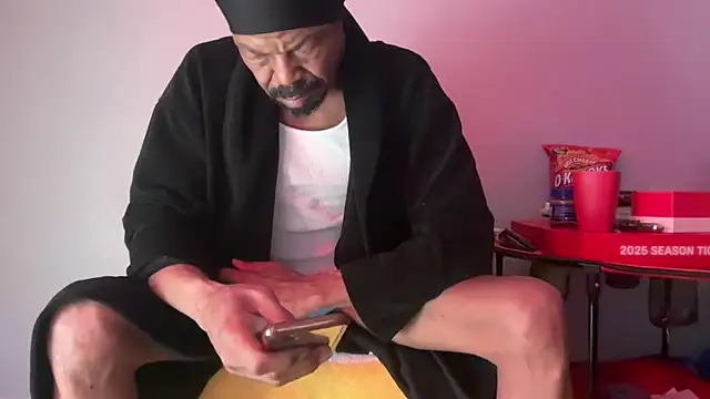 Snapshot of skarfosbabes69 chatting on February 21, 2026, 11:12 am skarfosbabes69 online show from February 21, 2026, 11:12 am